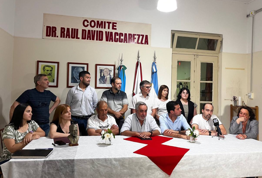 El flamante presidente de la UCR bonaerense, Miguel Fernández, acompaño a las nuevas autoridades del comité local de Alberti.
