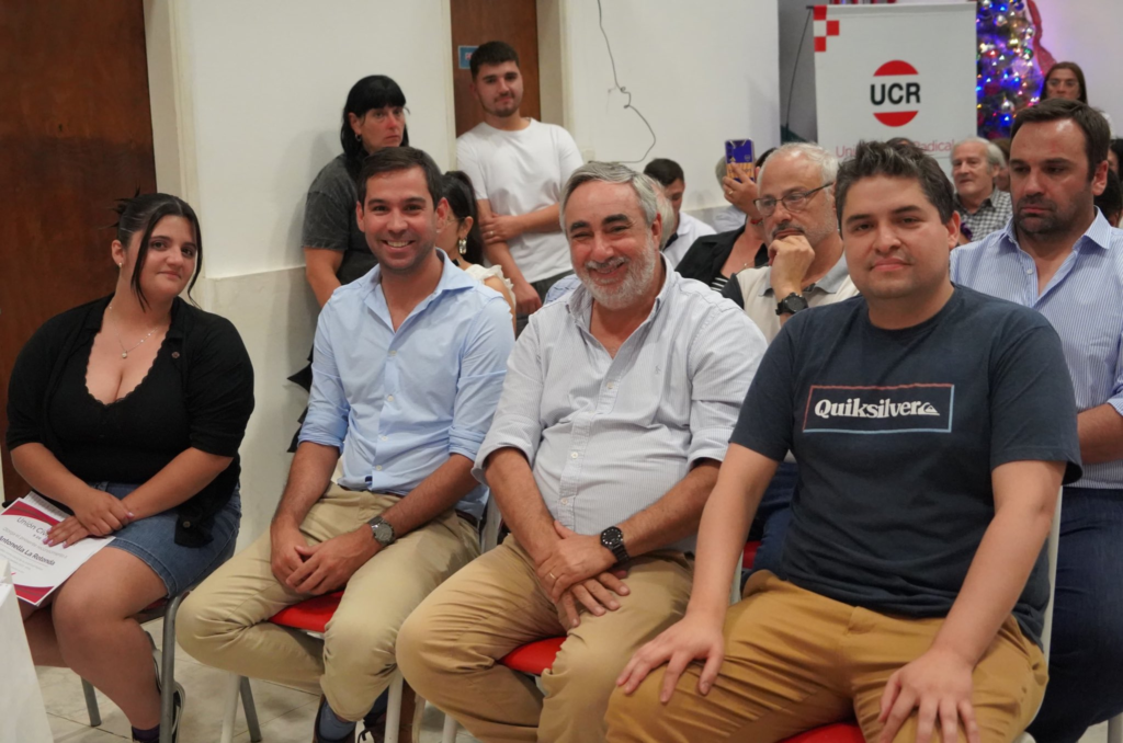 El flamante presidente de la UCR bonaerense, Miguel Fernández, acompaño a las nuevas autoridades del comité local de 9 de julio.