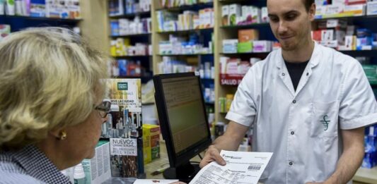 El gobierno nacional ha dispuesto un recorte en la entrega de medicamentos gratuitos a jubilados y pensionados a través de PAMI.