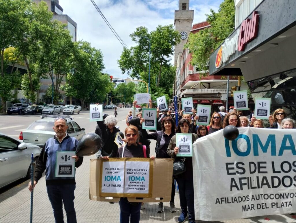 Afiliados del IOMA de Mar del Plata se manifestaron en el Concejo Deliberante y en la sede local de la obra social provincial con un cacerolazo masivo.