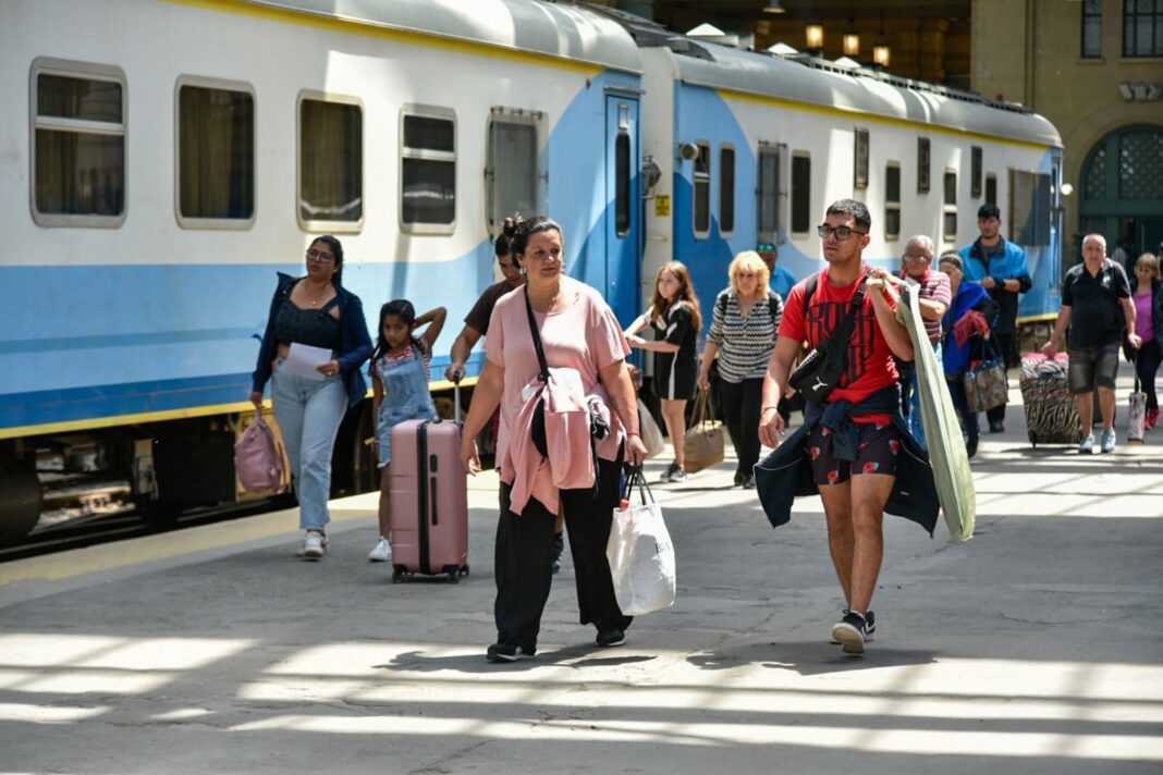 El gremio La Fraternidad continúa la medida de fuerza que inició este lunes y circula los trenes a 30 kilómetros por hora.