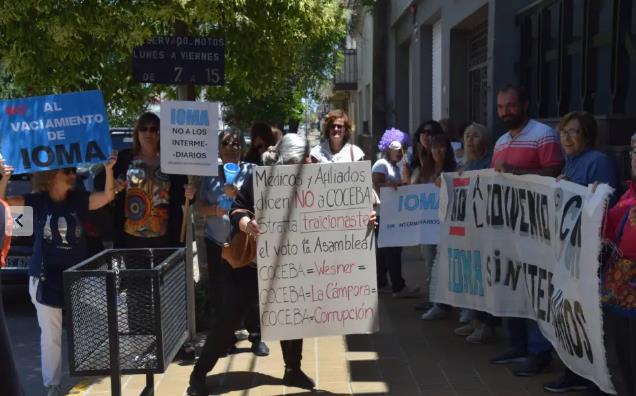 Afiliados del IOMA de Olavarría llevaron a cabo un banderazo en la puerta del círculo médico para pedir que Giles no firme un acuerdo con COCEBA.