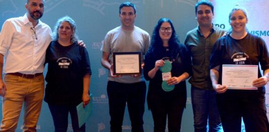 La cooperativa textil “Hecho en La Costa” fue reconocida por el Instituto Provincial de Asociativismo y Cooperativismo. “Estamos muy felices de recibir esta distinción”, afirmó.