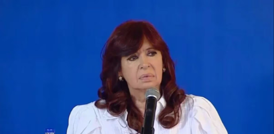 La ex presidenta Cristina Kirchner habló sobre el senador peronista, Eduardo Kuider, al que le encontraron USD 200.000 sin declarar. “Así se consiguen los votos”, afirmó.