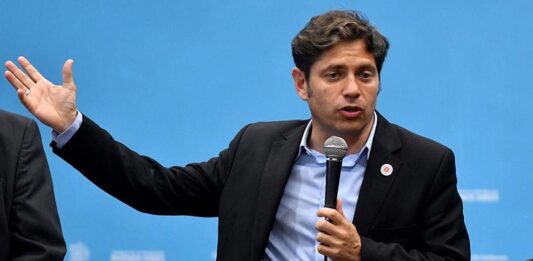 Axel Kicillof, lanzó nuevas críticas contra el presidente Javier Milei, a quien acusó de “robar” los recursos destinados a las provincias.