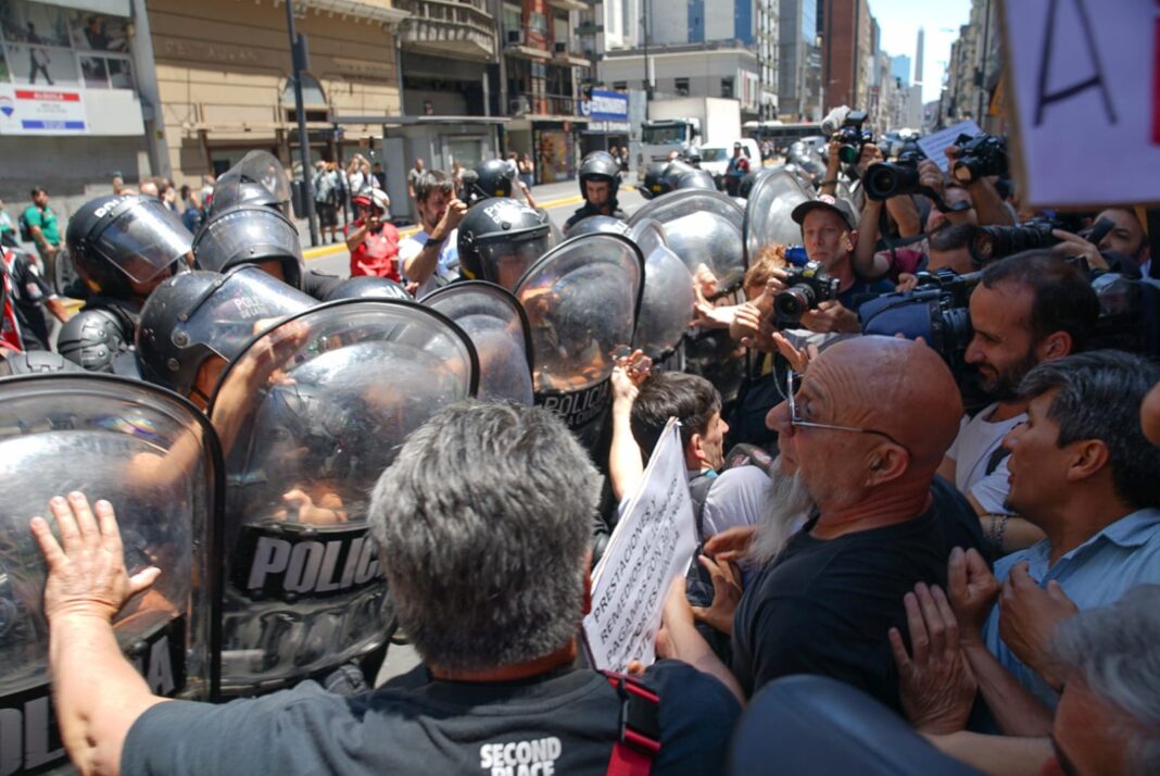 Jubilados marcharán al Congreso junto a hinchadas de fútbol y gremios del Transporte para exigir mejoras en sus ingresos y rechazar el corte a medicamentos.