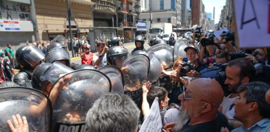 Jubilados marcharán al Congreso junto a hinchadas de fútbol y gremios del Transporte para exigir mejoras en sus ingresos y rechazar el corte a medicamentos.