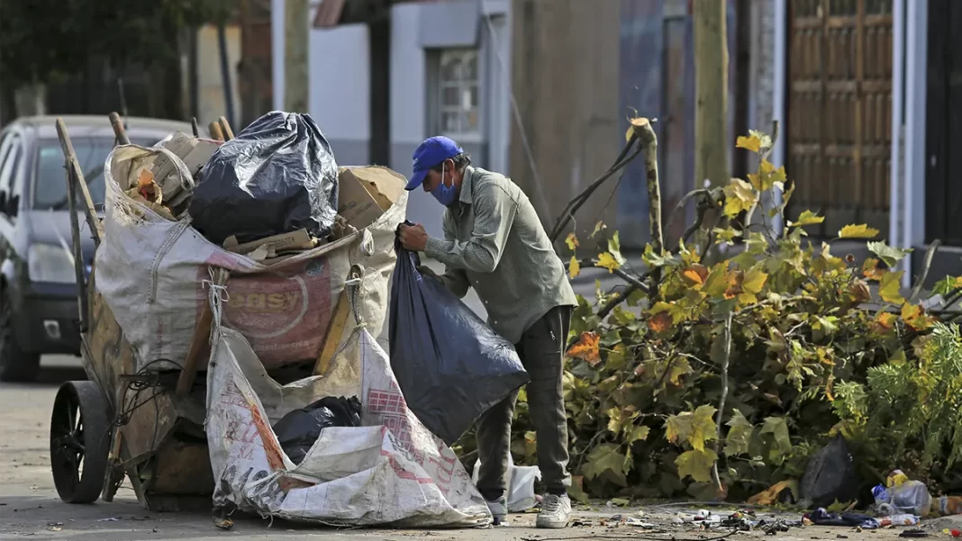 Un informe de la UCA reveló que la pobreza alcanzó al 49,9% de la población en octubre de 2024, mientras que la indigencia se ubicó en el 12,9%.