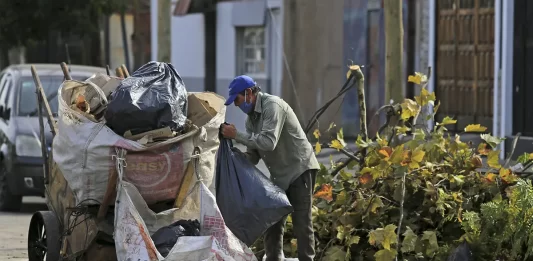 Un informe de la UCA reveló que la pobreza alcanzó al 49,9% de la población en octubre de 2024, mientras que la indigencia se ubicó en el 12,9%.
