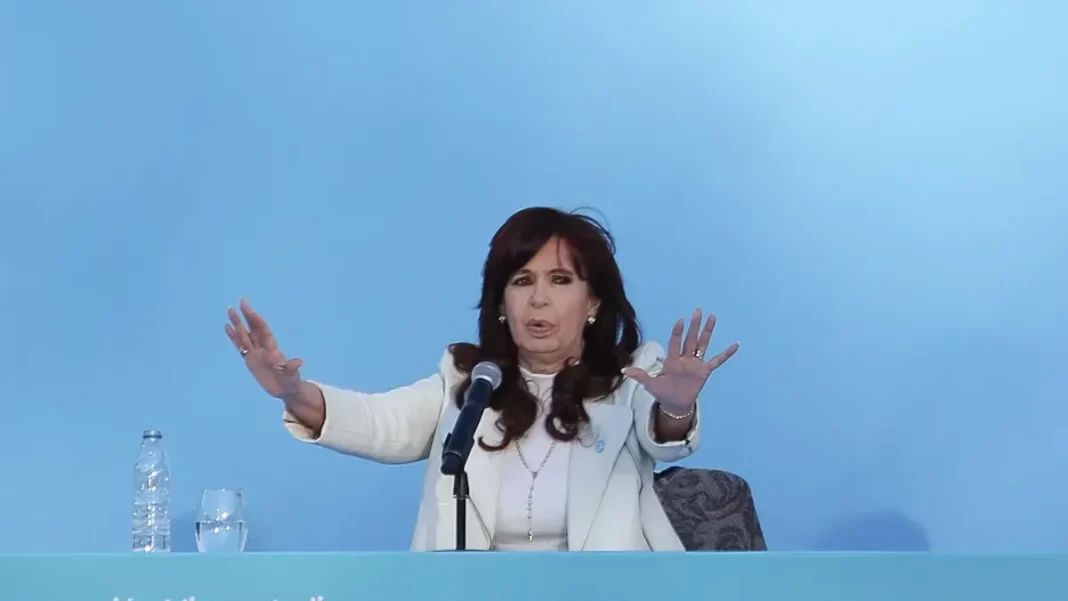 Cristina Kirchner le respondió a Milei y Villarruel y se despegó del senador Kueider, detenido en Paraguay por contrabando de dinero.