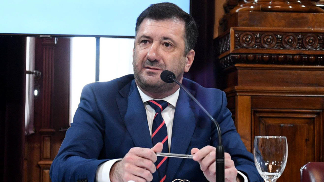 El senador Edgardo Kueider, pidió licencia luego de que le encontrarán USD 200.000 sin declarar, mientras la Cámara Alta debate su expulsión.