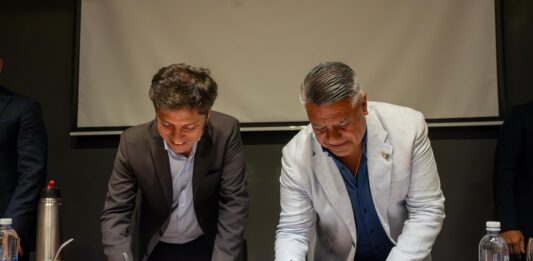 El gobernador, Axel Kicillof, firmó un acuerdo con el titular de la AFA, Claudio “Chiqui” Tapia, para convertir al Estadio Único de La Plata como la “nueva casa del fútbol argentino”.
