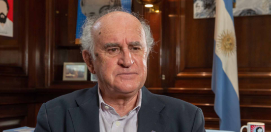 El senador, Oscar Parrilli, se desligó de su par investigado en Paraguay, Edgardo Kueider, y aseguró que responde al Gobierno de Javier Milei.