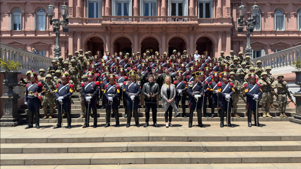 Javier Milei almorzó en la Casa Rosada con el Escuadrón Ayacucho del cuerpo de Granaderos y luego se trasladó a la final del Abierto de Polo.