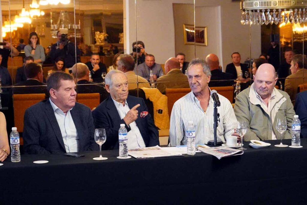 Scioli, junto al intendente Montenegro y empresarios marplatenses en el lanzamiento de la temporada de verano.