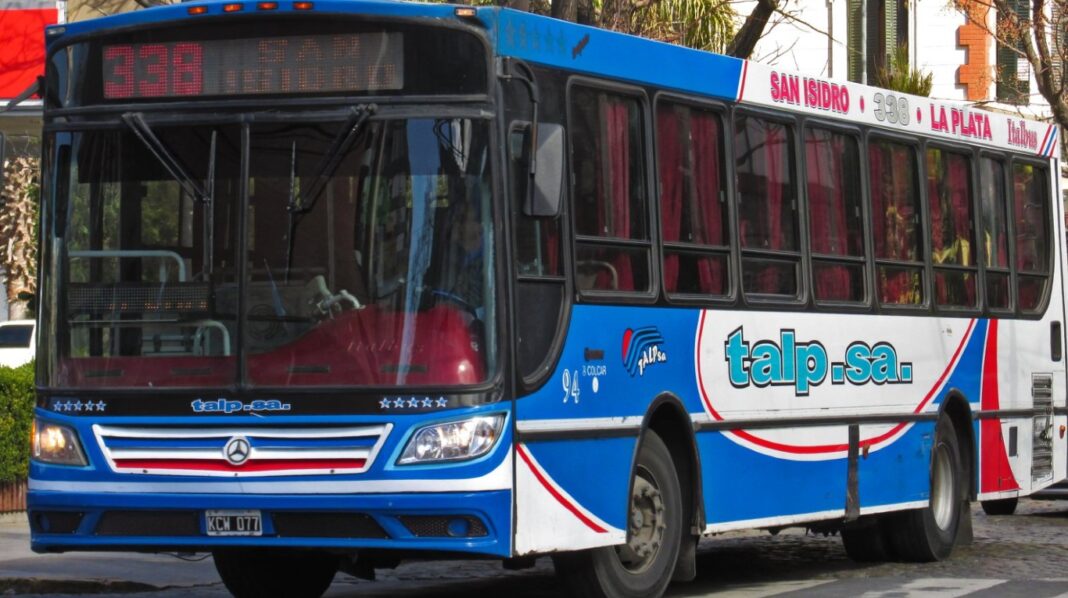 Los choferes del TALP iniciaron un sorpresivo paro de transporte tras el violento ataque a un conductor.