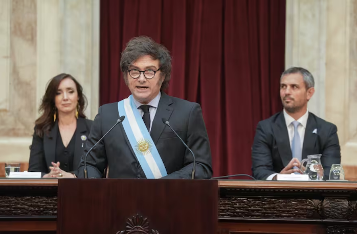 El presidente Javier Milei, en el Congreso. Detrás de él, los titulares de Diputados, Martín Menem, y del Senado, Victoria Villarruel.