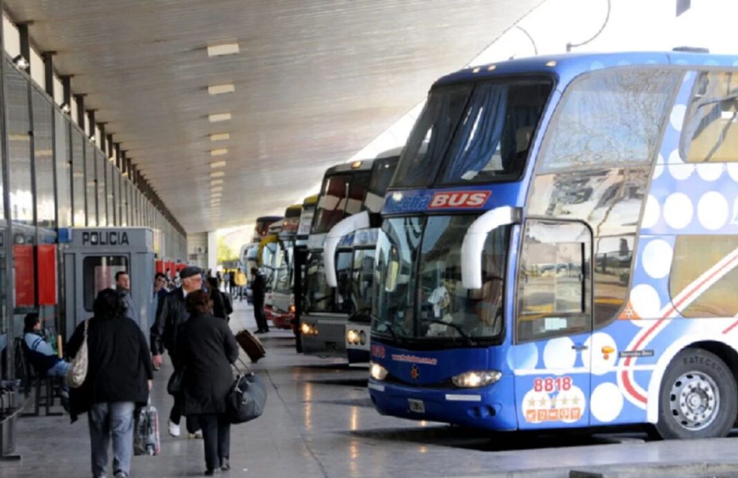 Finalmente, Milei firmó la resolución que desregula el transporte automotor de pasajeros que había anunciado en septiembre.