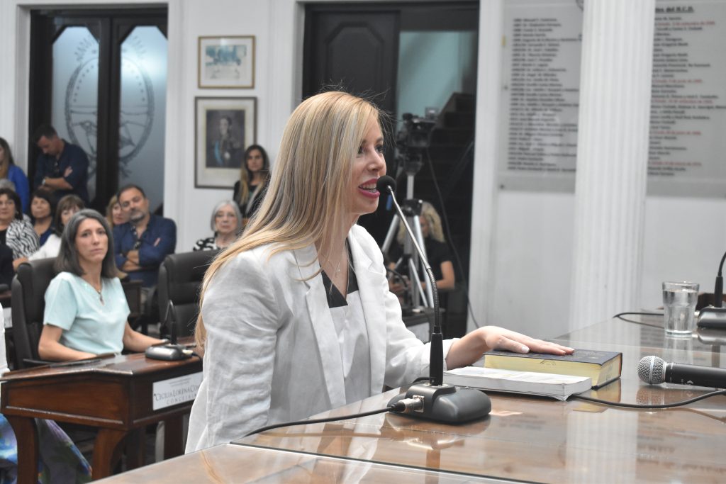 La concejala libertaria, Sol Arance, fue una de las beneficiarias del "premio" por presentismo que dio Passaglia a sus ediles. 