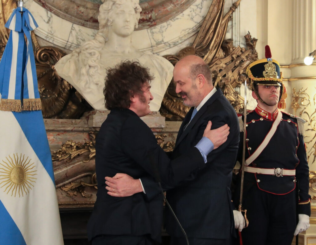 El informe destaca el rol del ministro Federico Sturzenegger en el camino de la desregulación que encaró el Gobierno libertario desde su llegada al poder. 