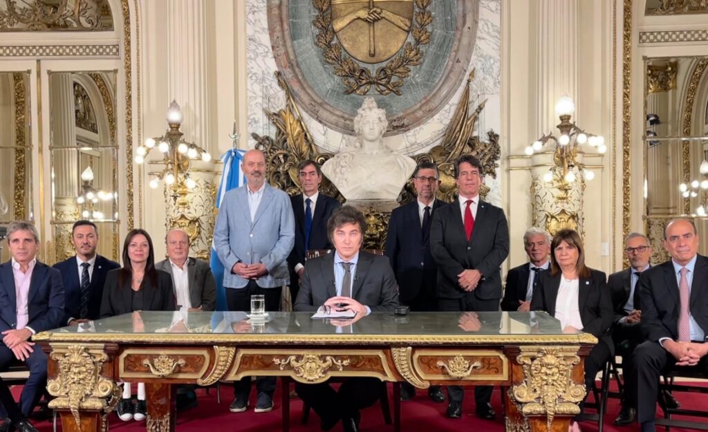 El Gobierno libertario durante el anuncio del Mega DNU, primero hito del proceso desregulatorio impulsado por Milei.