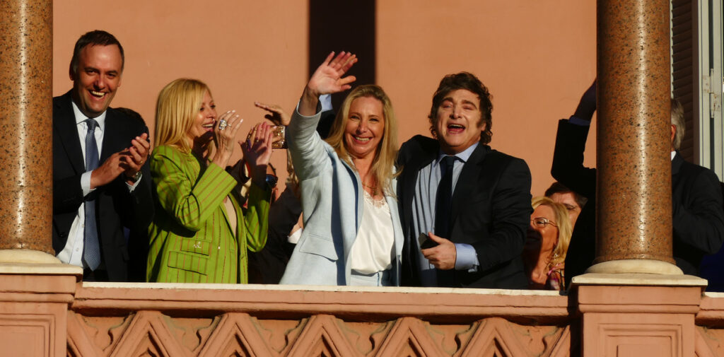 Luego de grabar su mensaje, Milei salió al balcón de la Casa Rosada junto a su gabinete y su pareja, Amalia "Yuyito" González.