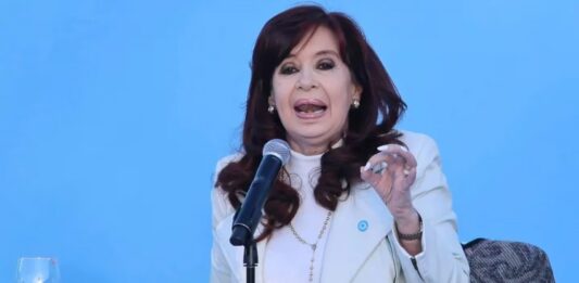 Cristina Kirchner rechaza acusaciones de ANSES y denuncia una "maniobra de persecución política" del gobierno de Milei.