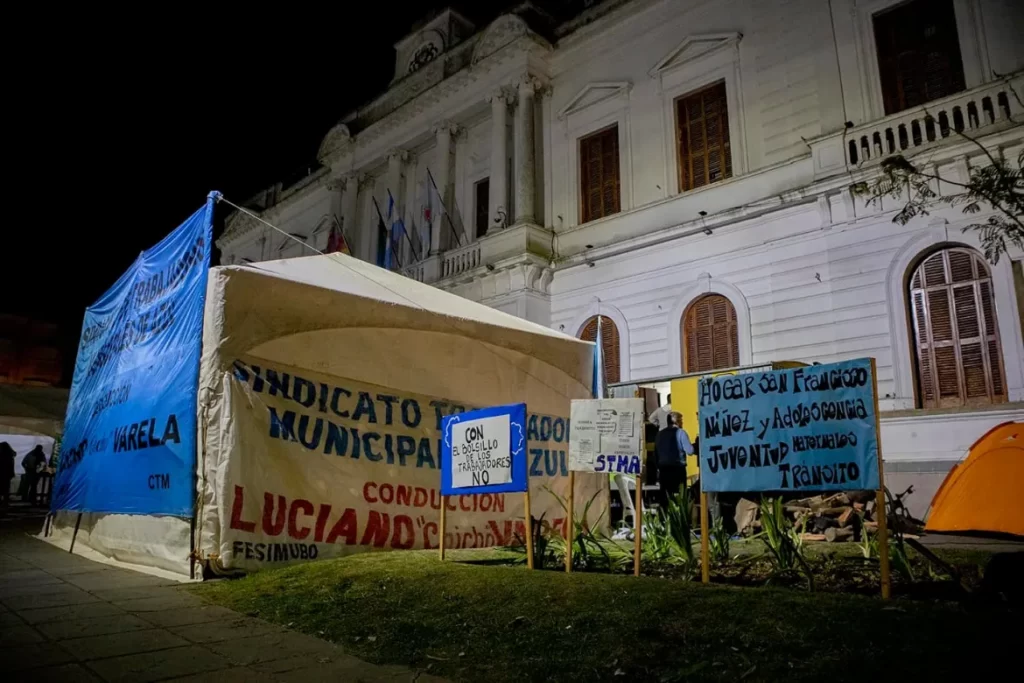 Entre las distintas medidas de fuerza dispuestas por los trabajadores municipales, estuvo un acampe en las inmediaciones de la Municipalidad para visibilizar su reclamo.