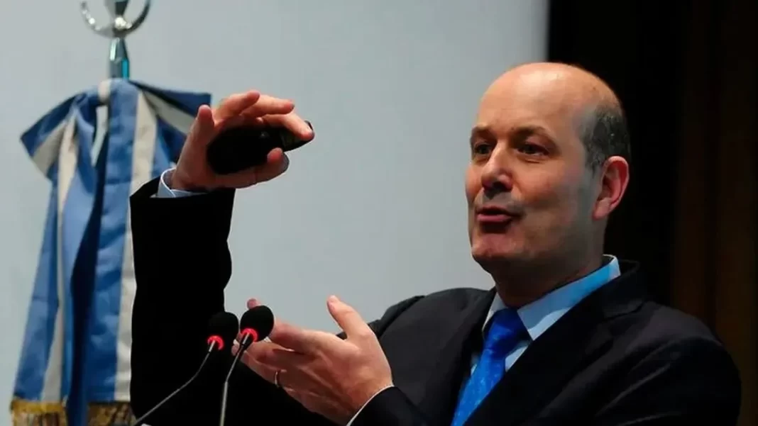 Sturzenegger bajó la espuma que se generó tras el discurso en la Sociedad Rural de Milei y explicó cómo aplicará el Gobierno la reforma impositiva.