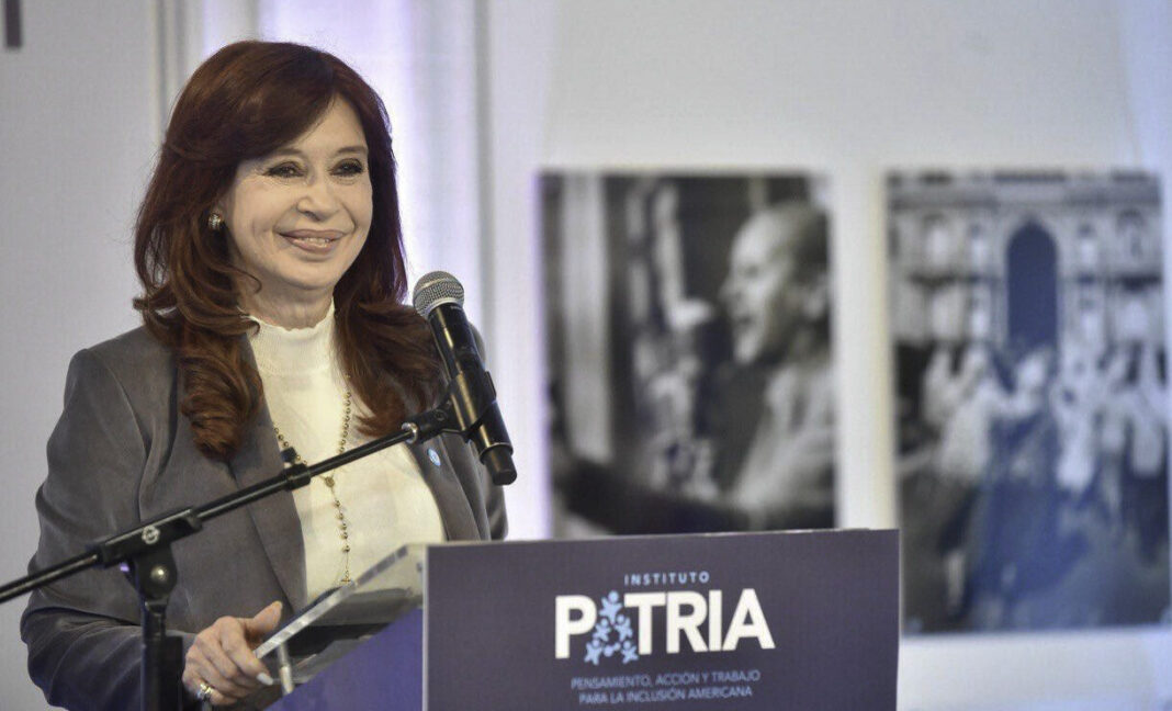 Fuentes cercanas a Cristina Kirchner aseguraron que Kicillof no participará del acto de asunción de la ex mandataria en el PJ nacional.