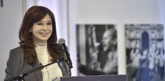 Fuentes cercanas a Cristina Kirchner aseguraron que Kicillof no participará del acto de asunción de la ex mandataria en el PJ nacional.