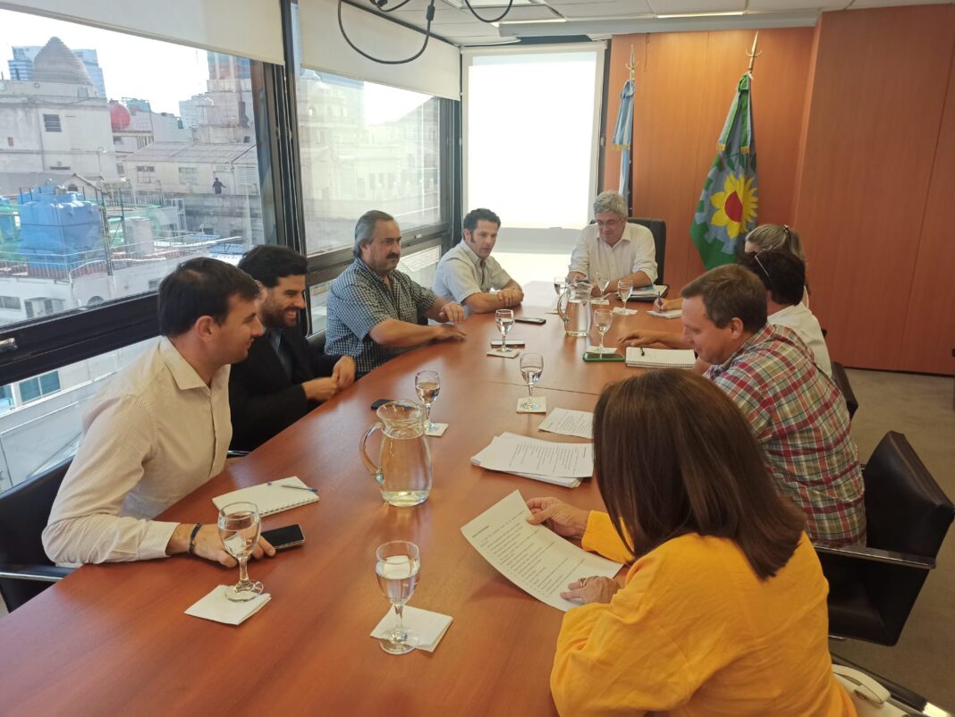 El ministro de Desarrollo Agrario bonaerense se reunió con las autoridades de CARBAP para “avanzar en una agenda de trabajo común”. Ley Impositiva y Los temas en agenda.