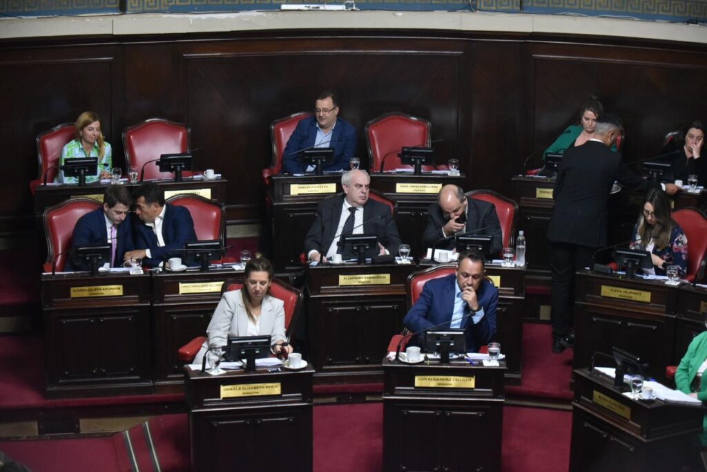 En el centro de la escena, el senador Alejandro Rabinovich, quien le cederá su lugar como conductor del PRO a Christian Gribaudo, que se encuentra a su izquierda.