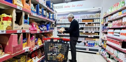 La inflación de noviembre se ubicó en 2,4% y, de esta manera, la medición interanual se redujo hasta el 166%.