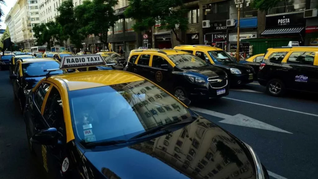 Desregulación del transporte: los taxistas cuestionaron la legalidad de la nueva disposición del Gobierno. 