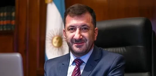 Con 48 votos, entre ellos del PRO y la UCR, el senador Edgardo Kueider fue removido de su banca, tras el escándalo de los USD 200.000 sin declarar.