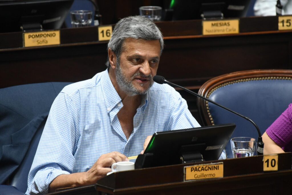 El diputado Guillermo Pacagnini debutó en su banca este jueves en el debate por la creación de la empresa de medicamentos.