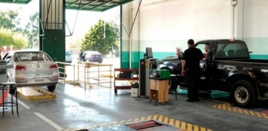 El Gobierno de Javier Milei prepara un decreto para que la VTV y el service del auto se realicen en el mismo lugar.