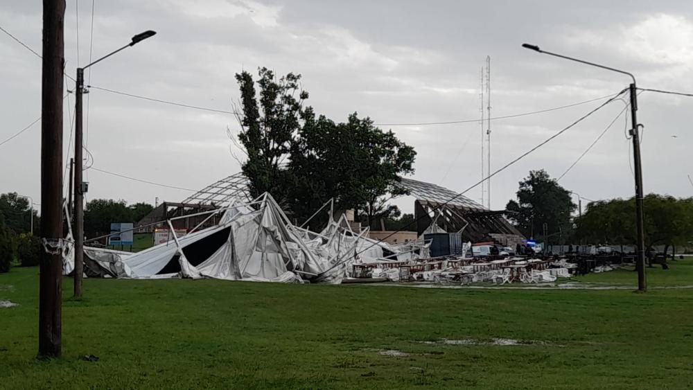 El hecho más significativo del temporal se dio en la zona de la pista de ciclismo local, donde se voló una carpa de cerca de 100 metros.