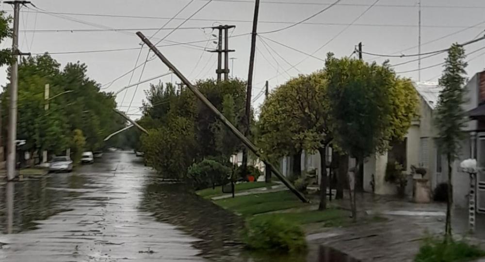 En chivilcoy, el temporal comenzó alrededor de las 16:30 horas y provocó voladuras de techos, caída de árboles y postes de luz.