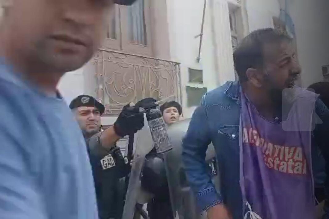 Trabajadores municipales de Moreno fueron reprimidos el viernes por la policía bonaerense, cuando reclamaban por un bono de 100 mil pesos.