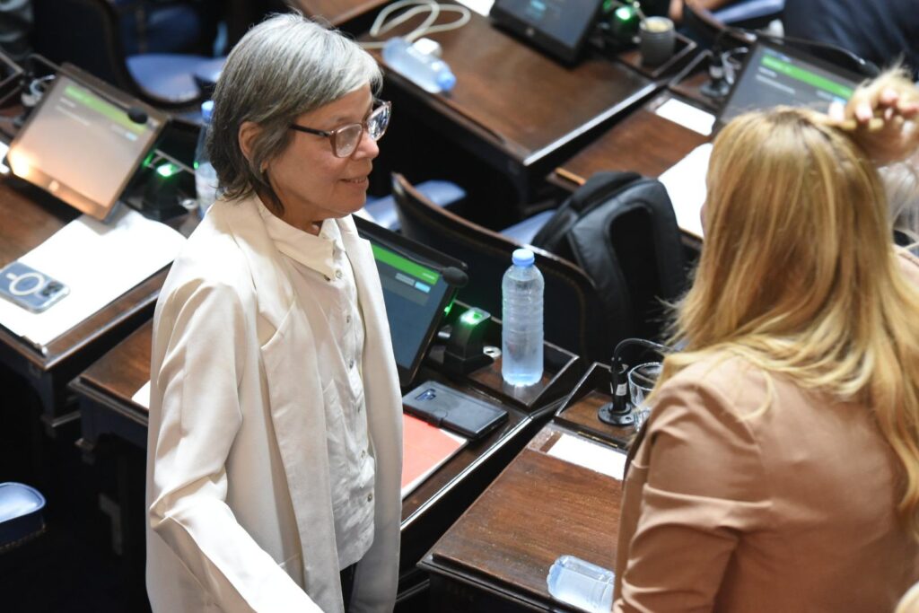 La diputada radical, Belén Malaisi, se reunió con los afiliados del IOMA de Navarro y apuntó contra el gobierno de Axel Kicillof.