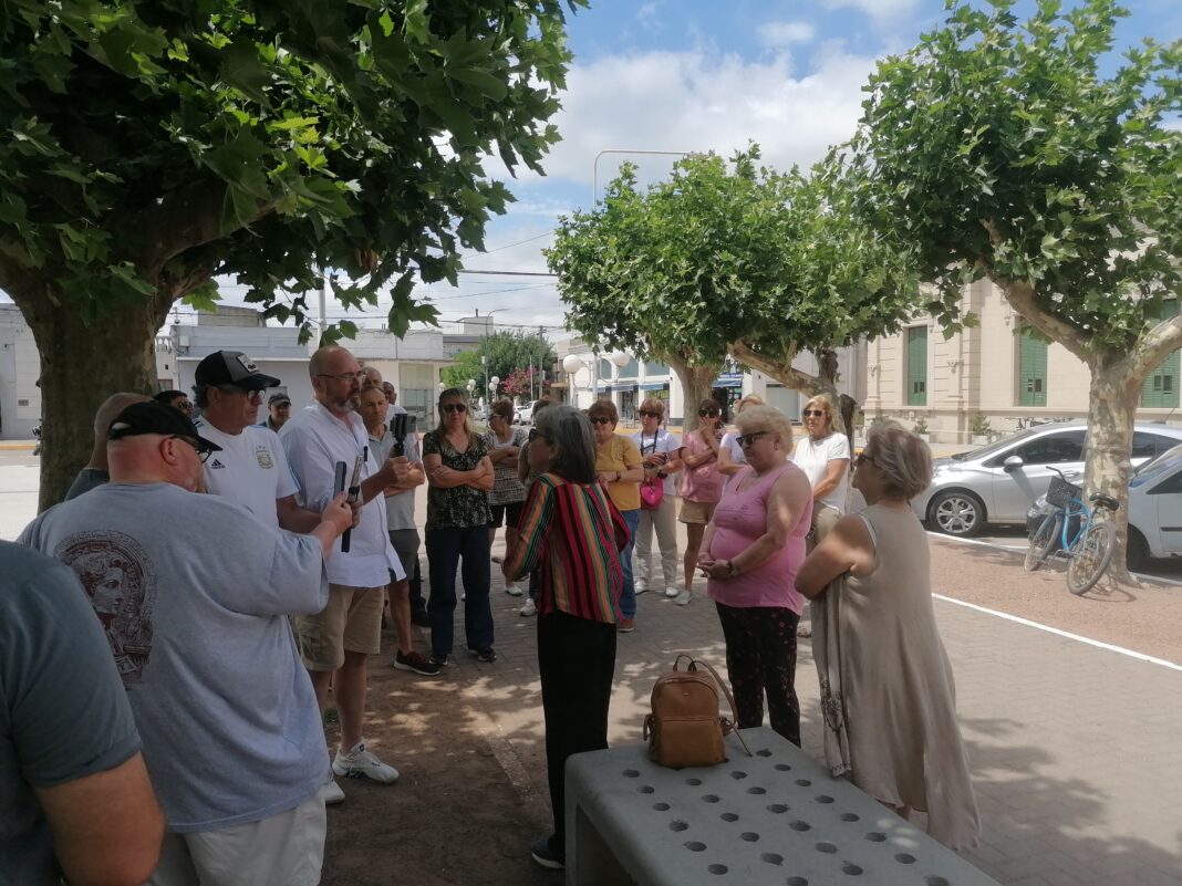 La diputada radical, Belén Malaisi, se reunió con los afiliados del IOMA de Navarro y apuntó contra el gobierno de Axel Kicillof.