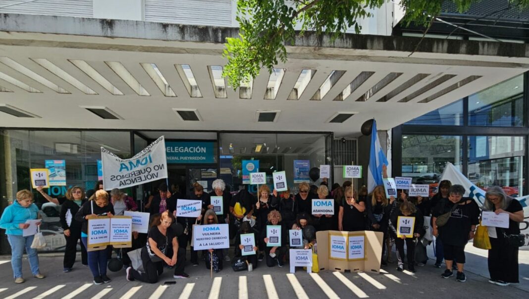 Distintos grupos de afiliados convocaron a una “mega movilización” en todos los municipios para reclamarle al gobernador Axel Kicillof por la crisis del IOMA.