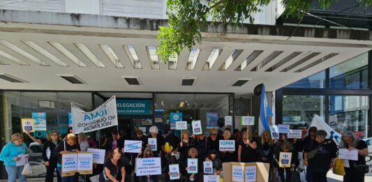 Distintos grupos de afiliados convocaron a una “mega movilización” en todos los municipios para reclamarle al gobernador Axel Kicillof por la crisis del IOMA.