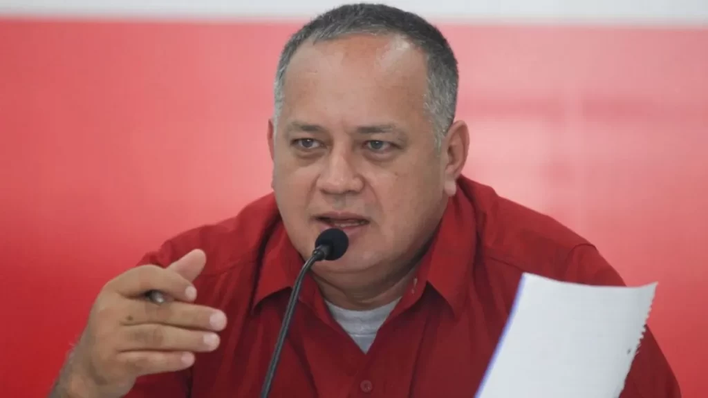 El dirigente chavista Diosdado Cabello, acusó al argentino de ser un espía y justificó la detención alegando que tenía “viajes por todo el mundo que no podía explicar”.