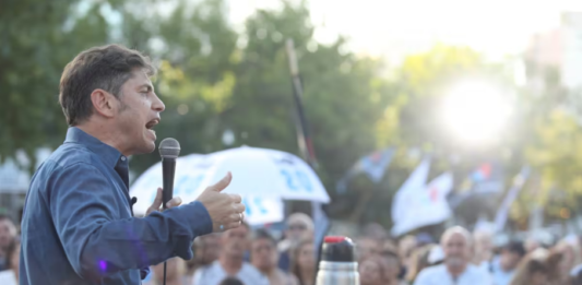 El gobernador bonaerense, Axel Kicillof, cierra el año con una mateada en Plaza Malvinas para conversar con los vecinos de la ciudad de La Plata. Todos los detalles.