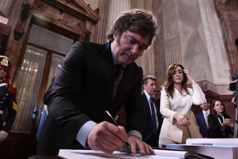 El decreto, firmado por el presidente Milei establece un refuerzo en los créditos destinados a gastos de personal para garantizar el pago de salarios de fin de año.