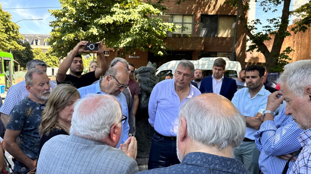 D'Onofrio escuchó los pedidos de los empresarios del transporte en las inmediaciones de Casa de Gobierno.