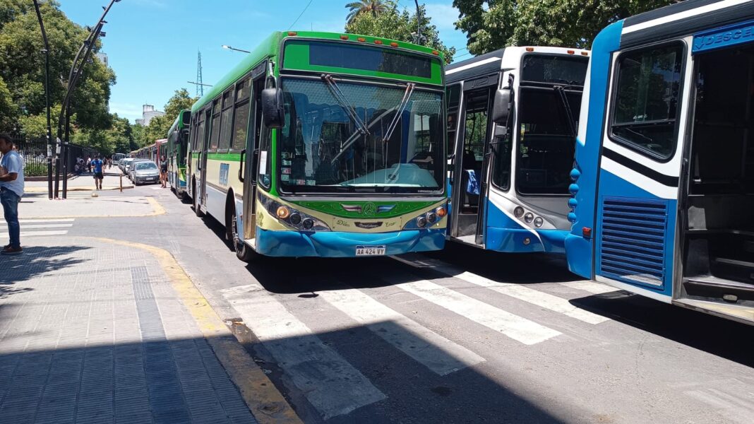 Empresarios del transporte cortaron una calle en La Plata para pedirle a Provincia que interceda en la negociación con Nación.